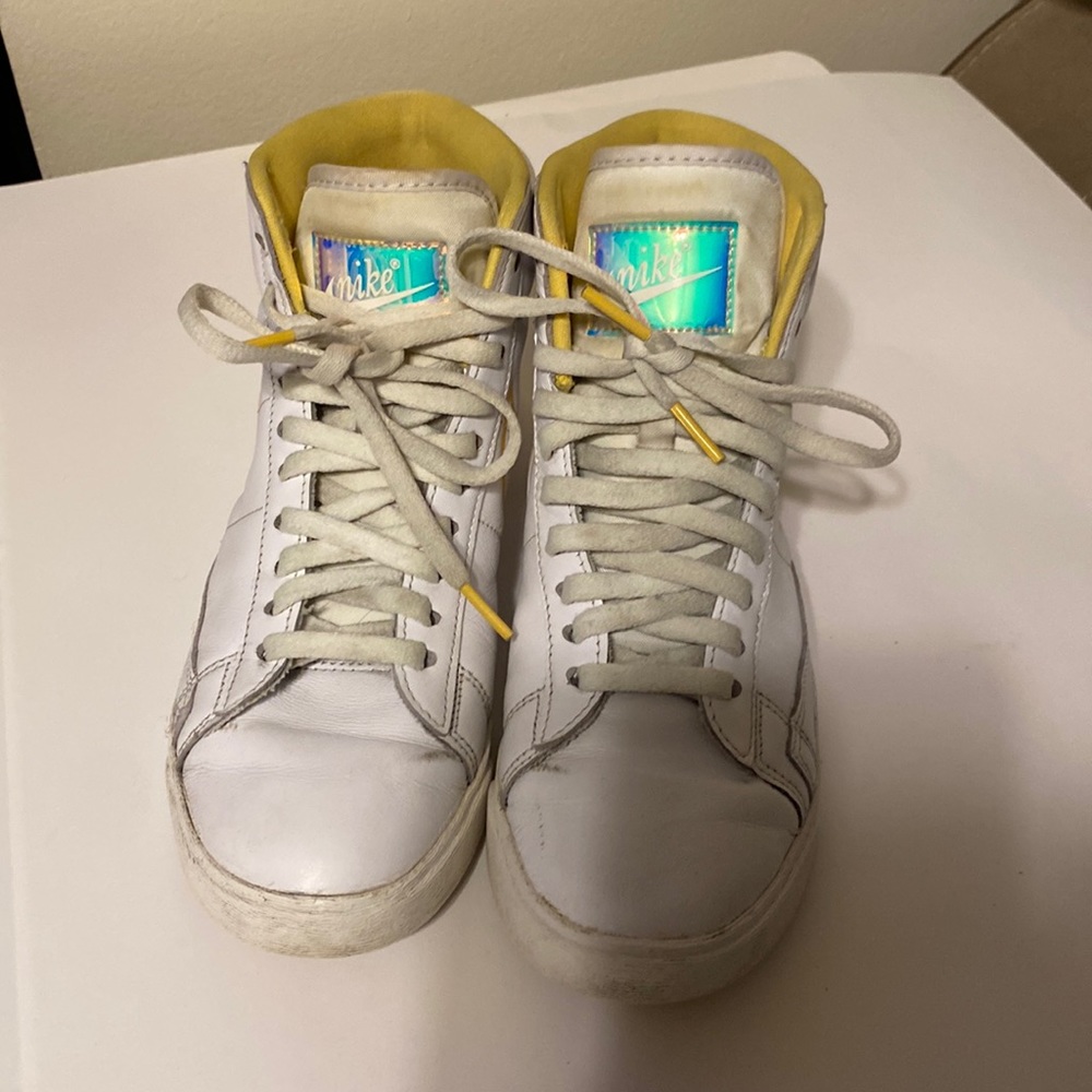 NIKE HIGH Tops white yellow detail size 6.5